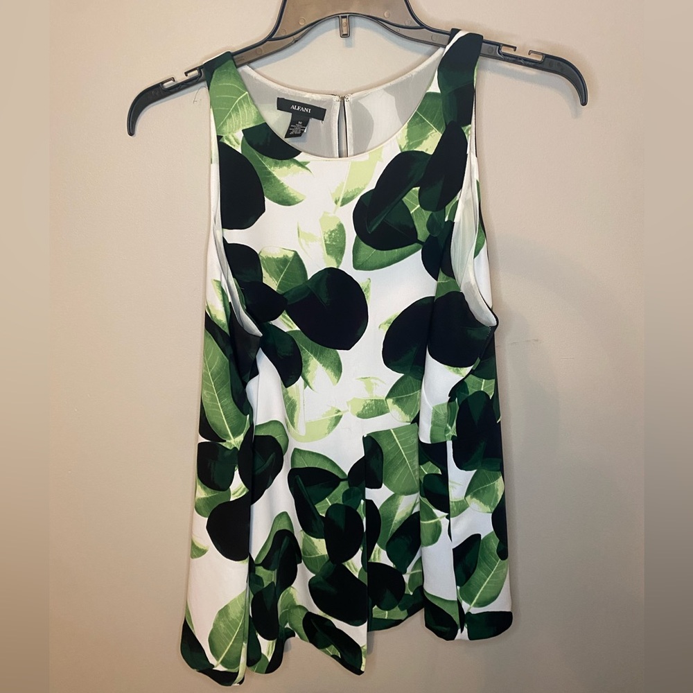 Alfani sleeveless top, like new, size 16